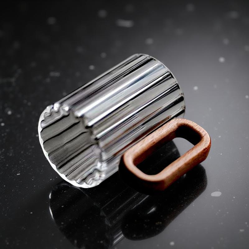 LUME - Räfflat Dricksglas med Trähandtag – Skandinavisk Design