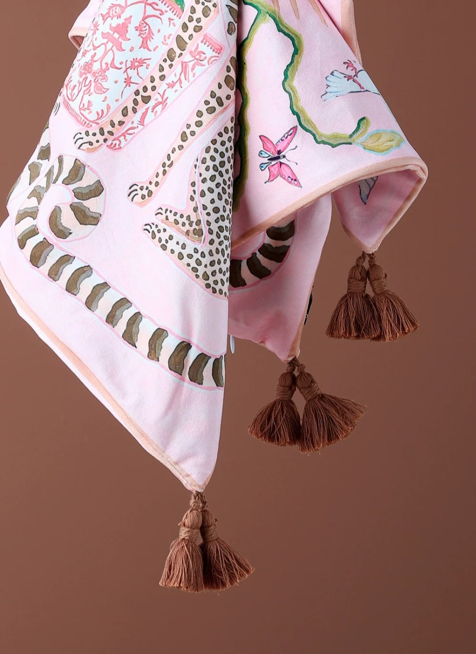 CELISTEA ZAHARA - Kuddfodral – Rosa Dekorativt Kuddfodral med Leopardmotiv och Tofsar