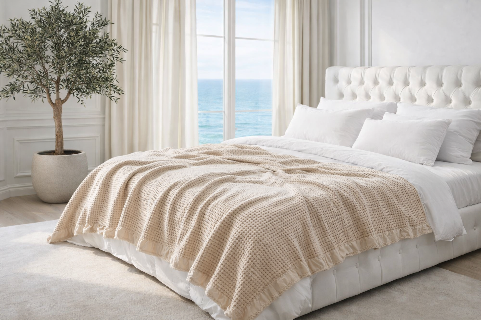 LUNA LIVING COLLECTION - Stickad bomullspläd med våffelstruktur och volang – mjuk dekorativ filt i 100% bomull