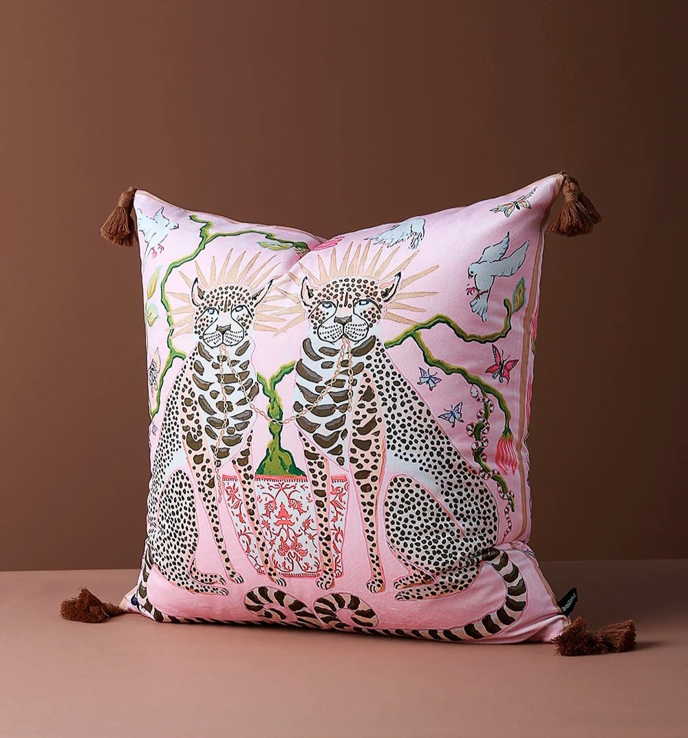 CELISTEA ZAHARA - Kuddfodral – Rosa Dekorativt Kuddfodral med Leopardmotiv och Tofsar